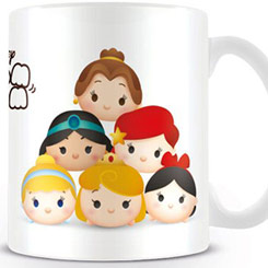 Taza oficial de Tsum Tsum Princesas Disney, realizada en cerámica con una capacidad de 0,33 litros, incluye grabados en el exterior.