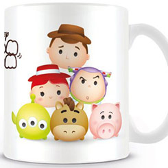 Taza oficial de Tsum Tsum Toy Story Disney, realizada en cerámica con una capacidad de 0,33 litros, incluye grabados en el exterior.