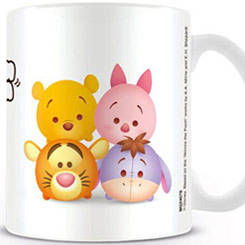 Taza oficial de Tsum Tsum Winnie Pooh Disney, realizada en cerámica con una capacidad de 0,33 litros, incluye grabados en el exterior. 