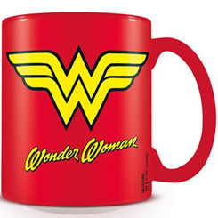 Taza oficial de DC Comics con el motivo del Logo de Wonder Woman, realizada en cerámica con una capacidad de 0,33 litros, incluye grabados en el exterior. 