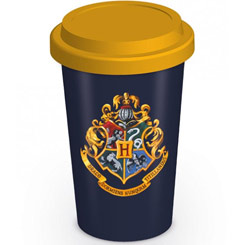 Taza de Viaje Oficial de Warner con el motivo del escudo de Hogwarts, revive las aventuras de Harry Potter y todos sus compañeros con esta taza realizada en cerámica con una capacidad de 0,45 litros.