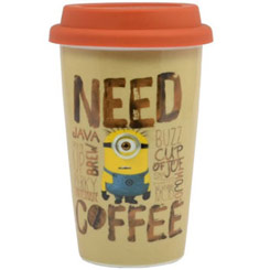 Taza de viaje Oficial con el motivo de Need Coffee, revive las situaciones pintorescas de los Minions con esta taza realizada en cerámica.