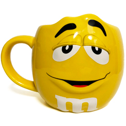 Preciosa taza Deluxe de M&M Amarillo. Disfruta de tu bebida preferida en esta simpática taza está realizada en cerámica con una capacidad aproximada de 0,68 litros, y con unas dimensiones aproximadas de 16 x 11.5 cm.