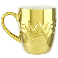 Taza oficial dorada de Wonder Woman 1984 basada en el popular personaje de DC Comics, realizada en cerámica con una capacidad de 0,35 litros, incluye grabados en el exterior. 