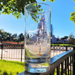 Réplica oficial del vaso del Castillo de la Bella Durmiente de Disneyland París. Este precioso vaso está realizado en vidrio con unas dimensiones aproximadas de 14.5 x 6 cm., y una capacidad de 37 cl.