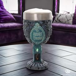 Dale un toque mágico y espeluznante a tu espacio preferido con esta copa oficial decorativa de The Haunted Mansion, inspirada en la icónica atracción de los parques Disney.