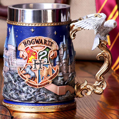 Brutal Jarra de Cerveza de Hogwarts basada en la saga de Harry Potter. Esta preciosa obra de arte está realizada en acero inoxidable y resina con una capacidad 600 ml