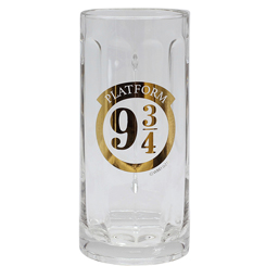 Jarra de cerveza oficial de Platform 9¾ basado en la saga de Harry Potter. Esta preciosa jarra está realizada en vidrio transparente con un grabado dorado, tiene una altura aproximada de 18 cm.,