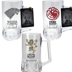 Disfruta de la auténtica experiencia de Juego de Tronos con este épico pack de tres jarras de cerveza, cada una representando el distintivo emblema y espíritu de las grandes casas de Westeros.