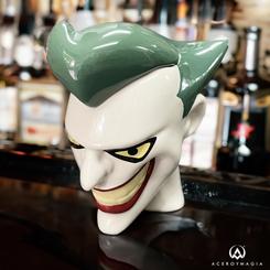 ¡El caos y la locura se apoderan de tu desayuno con esta asombrosa Taza 3D del temible Joker! El mayor villano de DC Comics ha regresado y está dispuesto a no regresar jamás a Arkham Asylum. 