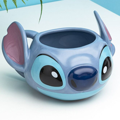 Entrañable taza con la forma de Stitch basado en la película de Lilo & Stitch. La taza está realizada en cerámica con una capacidad aproximada de 300 ml. 