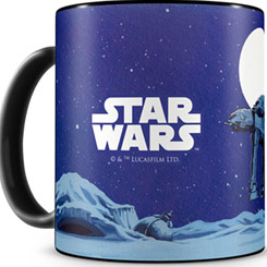 Taza oficial con el motivo de Darth Vader como Santa Claus y los AT-AT como renos, la taza está realizada en cerámica con una capacidad de 0,33 litros.