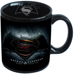 Taza oficial de DC Comics con el motivo del Logo de Batman v Superman, realizada en cerámica con una capacidad de 0,32 litros, incluye grabados en el exterior.