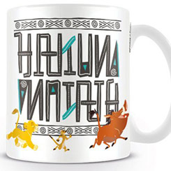 Taza oficial de El Rey León con el motivo de Hakuna Matata, realizada en cerámica con una capacidad de 0,33 litros, incluye grabados en el exterior. 