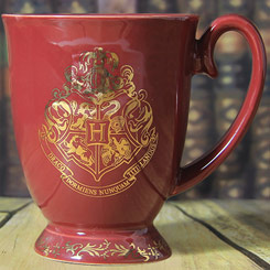 Taza Latte Macchiato oficial de Warner con el logo de Hogwarts, realizada en cerámica con una capacidad de 0,30 litros, incluye grabados en el exterior. 