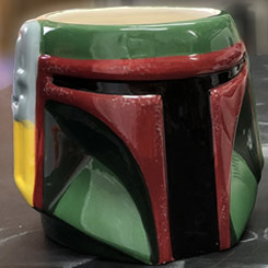 Taza de Boba Fett, saborea tu bebida preferida en uno de los cascos más carismáticos de la Saga de Star Wars, del gran Boba Fett. Decora a la vez que disfrutas de tu refresco, café… etc., 