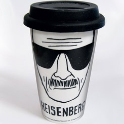 Taza de Viaje Oficial con el motivo de Heisenberg, revive las situaciones límites de Walter White con esta taza realizada en cerámica con una capacidad de 0,45 litros,