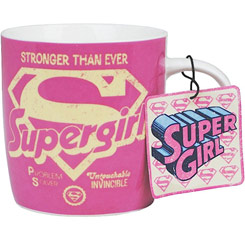 Taza con el Logo de Supergirl basado en los comics de DC Comics. La taza está realizada en cerámica con una capacidad de 0,35 litros, incluye grabados en el exterior.