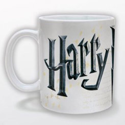 Taza oficial de Warner con el motivo del Logo de la saga de Harry Potter, realizada en cerámica con una capacidad de 0,33 litros.