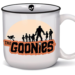 Taza oficial de Warner con el motivo de The Goonies, realizada en cerámica con una capacidad de 0,414 litros. Tu bebida preferida ya no será la misma, revive los mejores momentos de esta gran película.