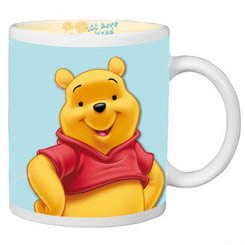 Taza oficial de Disney con el motivo de Winnie the Pooh realizada en cerámica con una capacidad de 0,32 litros.